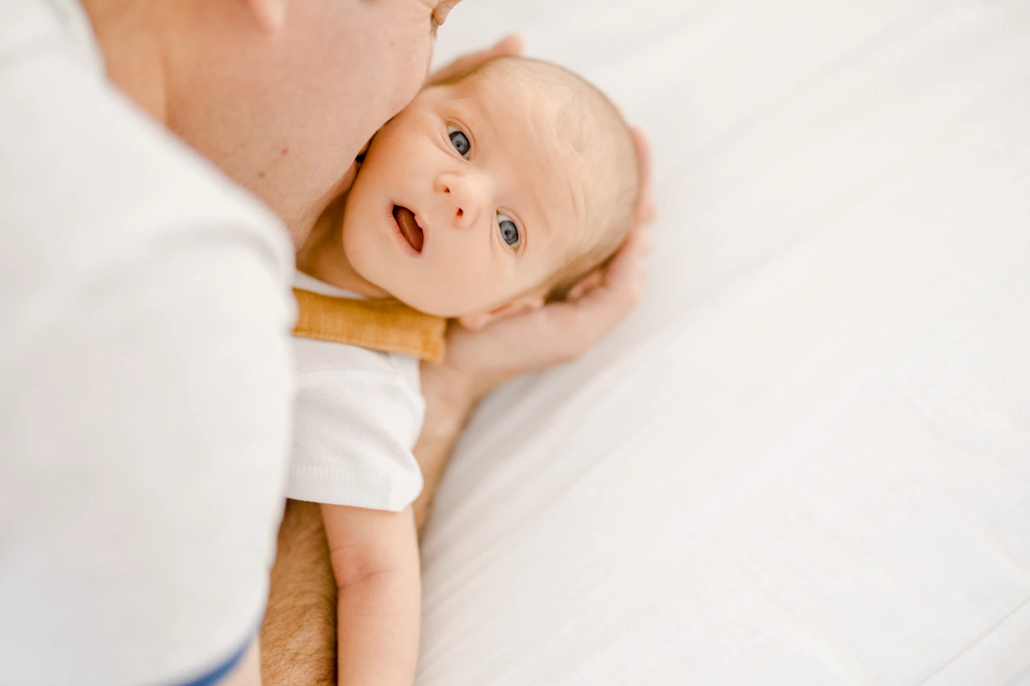 enfant bonheur gris marron bébé